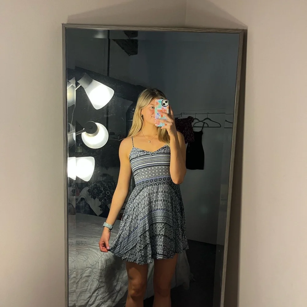 DRESSES - Picture 4 of 5